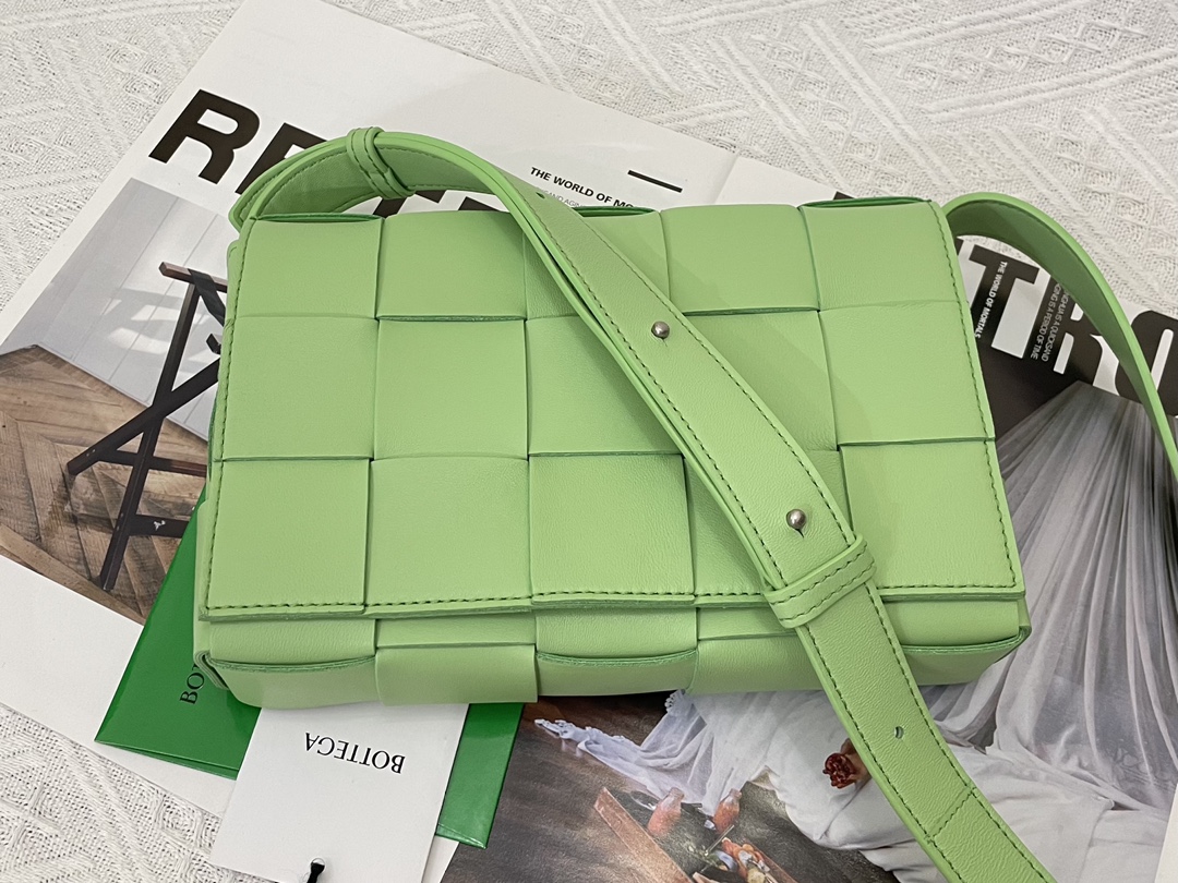 Cassette Intreccio Leather Cross-body Bag Apple Green